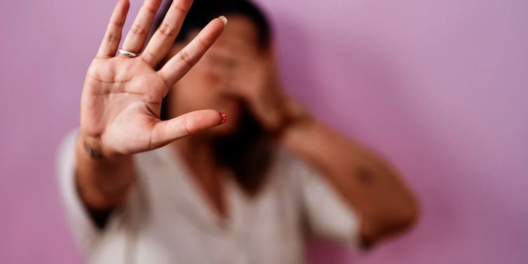 Mulher acessando serviço digital de denúncia em um computador