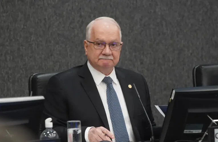 Fachin aguarda Moraes e Mendonça antes de decidir sobre crise no STF