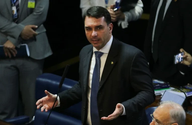 Advogados de Flávio Bolsonaro pediram transferência de investigação do filme Dark Horse para André Mendonça