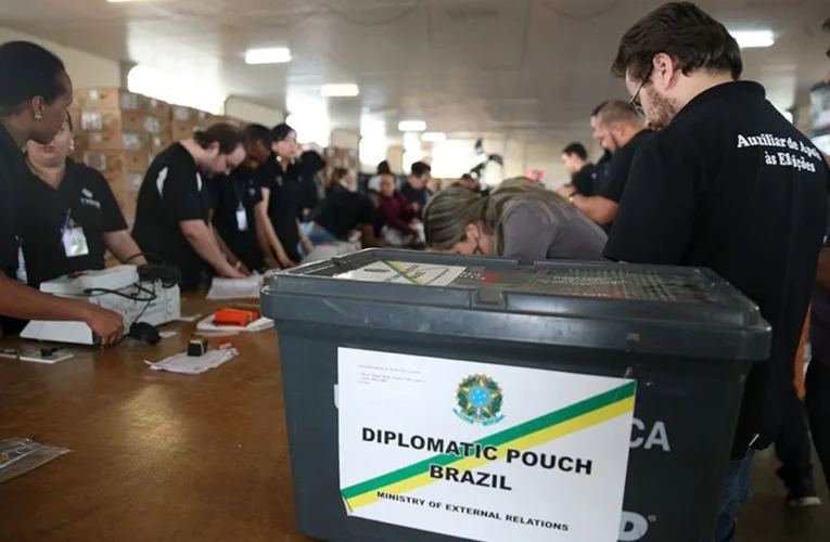 Aproximadamente 918 mil brasileiros no exterior poderão votar nas eleições presidenciais de 2026