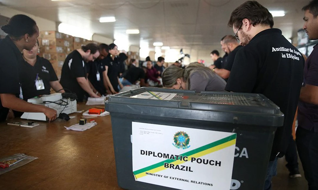 Victoria Duarte, estudante brasileira no Canadá, segurando o título de eleitor para as eleições presidenciais de 2026