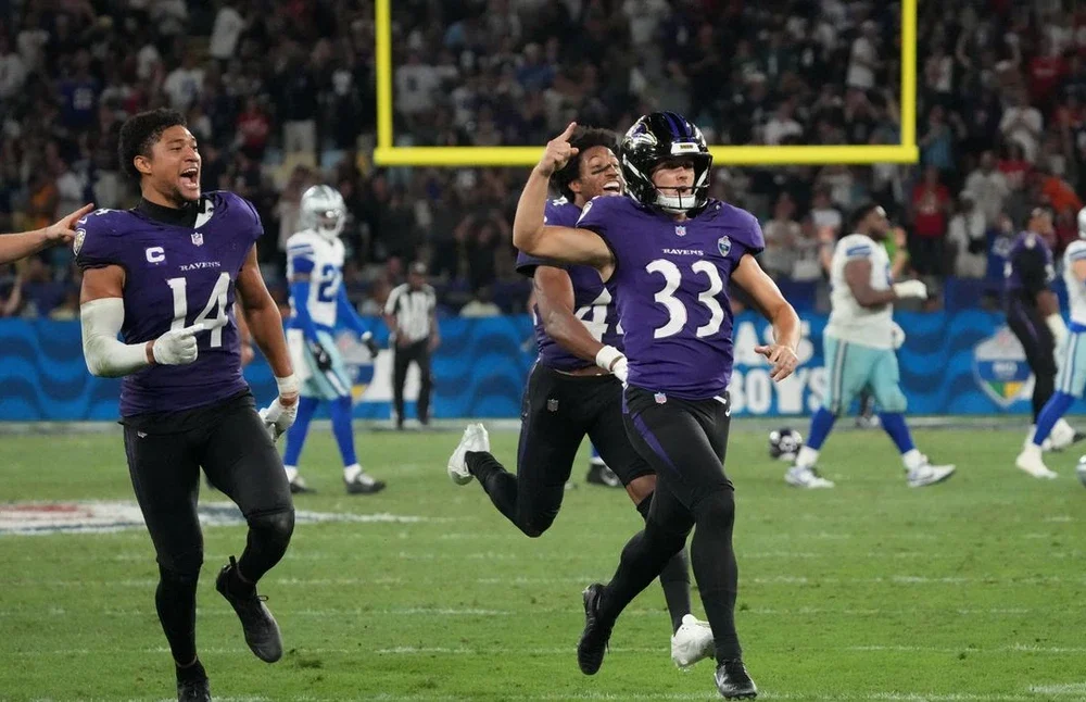 Jogadores do Baltimore Ravens comemoram a vitória sobre Dallas Cowboys no Maracanã