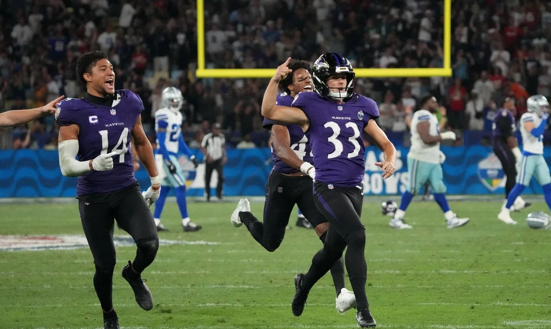Jogadores do Baltimore Ravens comemoram a vitória sobre Dallas Cowboys no Maracanã