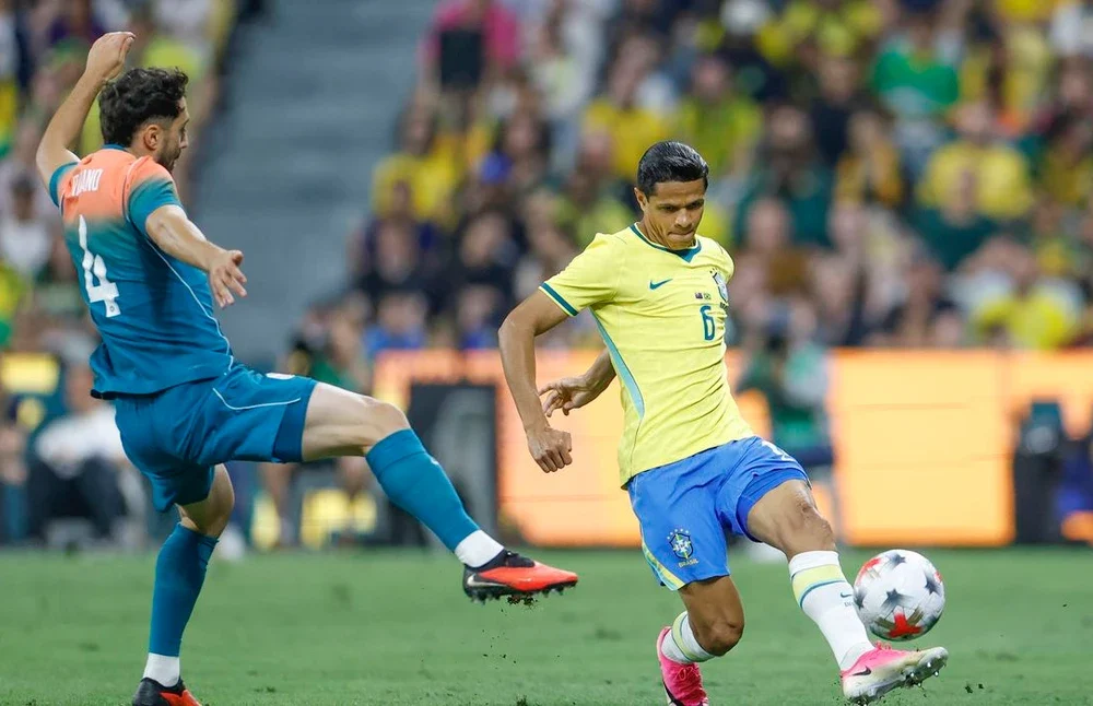 Jogador brasileiro Rayan cabeceia a bola após escanteio de Raphinha, marcando o gol de empate contra a Austrália no Queensland Country Bank Stadium