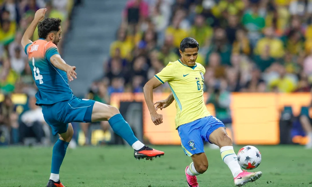 Jogador brasileiro Rayan cabeceia a bola após escanteio de Raphinha, marcando o gol de empate contra a Austrália no Queensland Country Bank Stadium