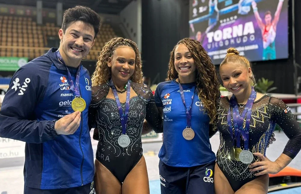 Flávia Saraiva executando uma rotina na trave na Copa do Mundo de Ginástica Artística na Hungria