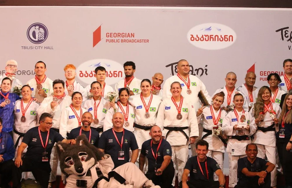 Atletas brasileiros recebendo medalhas de bronze no pódio do Mundial Paralímpico de judô em Tbilisi e do triatlo em Pontevedra