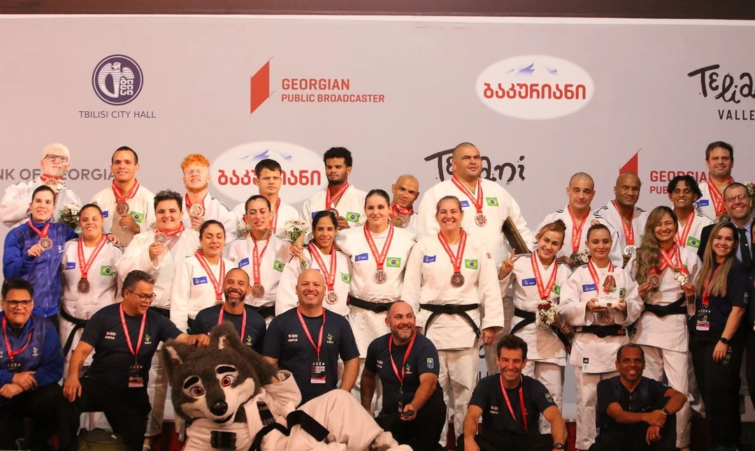 Atletas brasileiros recebendo medalhas de bronze no pódio do Mundial Paralímpico de judô em Tbilisi e do triatlo em Pontevedra