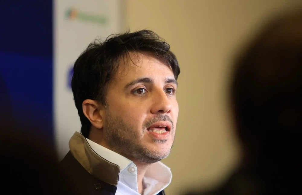 Renan Santos candidato à presidência apresentando seu plano de governo