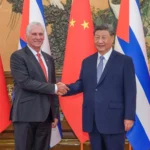 Presidente cubano Miguel Díaz-Canel ao lado do presidente chinês Xi Jinping durante encontro diplomático