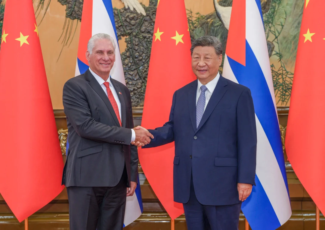 Presidente cubano Miguel Díaz-Canel ao lado do presidente chinês Xi Jinping durante encontro diplomático