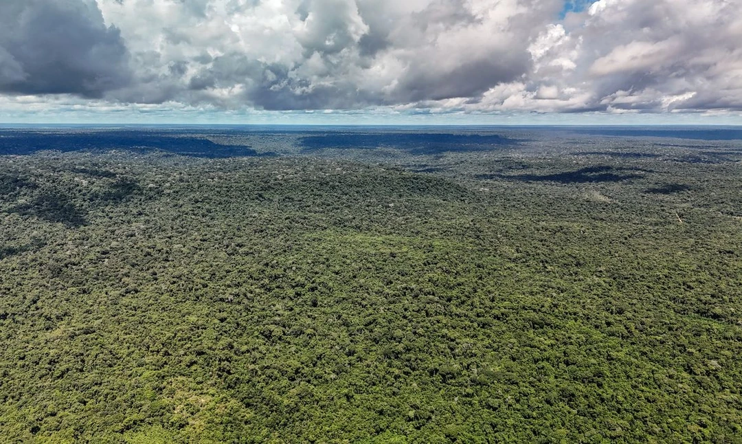 Barcos encalhados no leito seco de um rio na Amazônia devido à forte estiagem na região