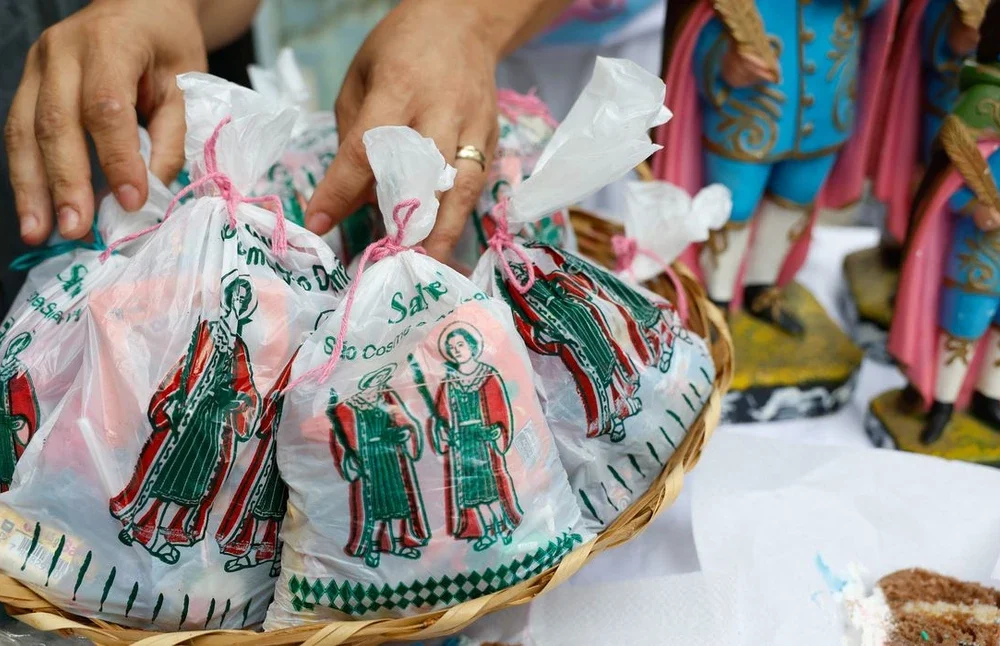 Professora Caroline Pinho de Araújo distribui doces na Paróquia de São Cosme e São Damião, no Andaraí, Rio de Janeiro