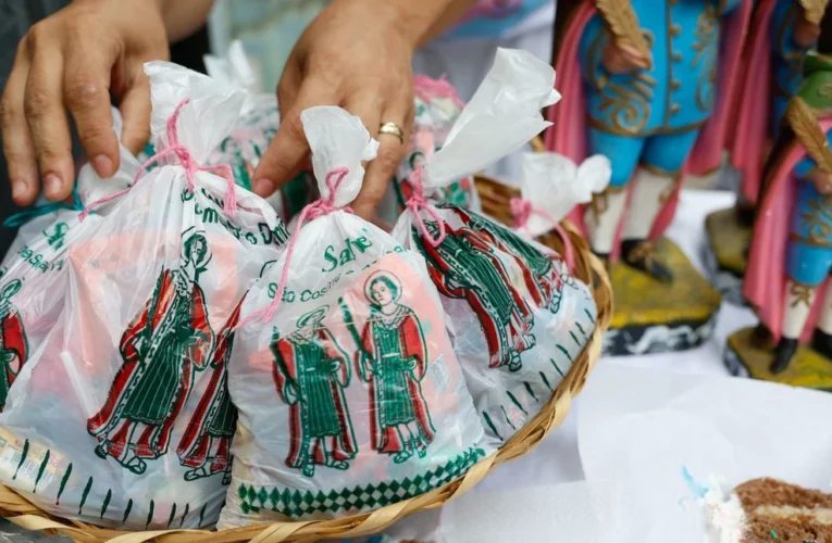 Comunidades do Rio mantêm viva a tradição de Cosme e Damião com distribuição de doces