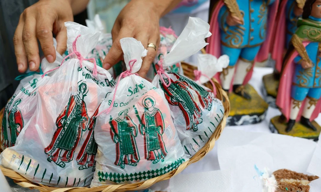 Professora Caroline Pinho de Araújo distribui doces na Paróquia de São Cosme e São Damião, no Andaraí, Rio de Janeiro