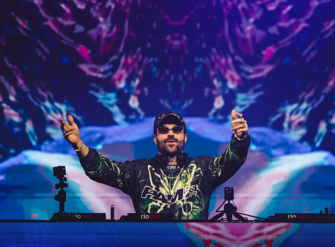 DJ Alok no palco do Parque de Exposições em Maricá durante o show de drones e luzes que encerrou a 1ª Expo Rural
