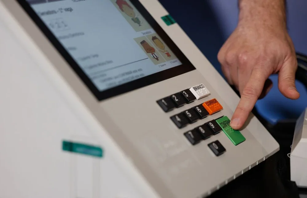 Urna eletrônica com campos numéricos para digitar os candidatos nas Eleições 2026