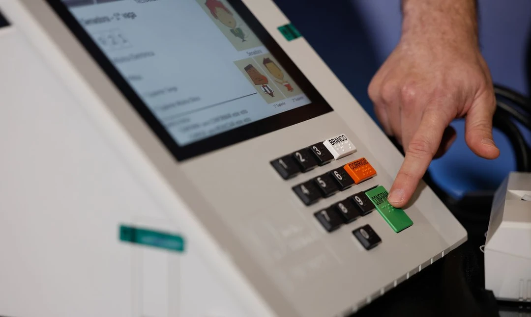 Urna eletrônica com campos numéricos para digitar os candidatos nas Eleições 2026