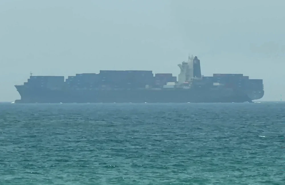 Navio cargueiro ancorado no mar próximo ao Estreito de Ormuz, na costa leste dos Emirados Árabes Unidos
