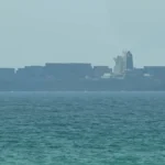 Navio cargueiro ancorado no mar próximo ao Estreito de Ormuz, na costa leste dos Emirados Árabes Unidos