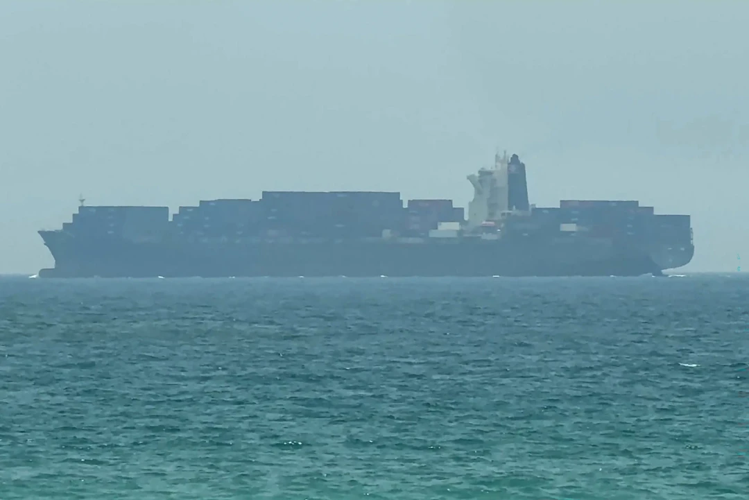 Navio cargueiro ancorado no mar próximo ao Estreito de Ormuz, na costa leste dos Emirados Árabes Unidos