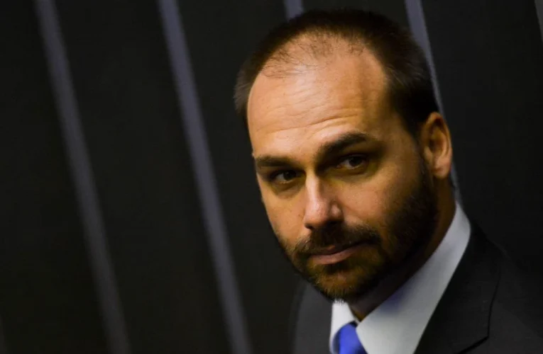 Ex-deputado Eduardo Bolsonaro perde cargo de escrivão da Polícia Federal por abandono
