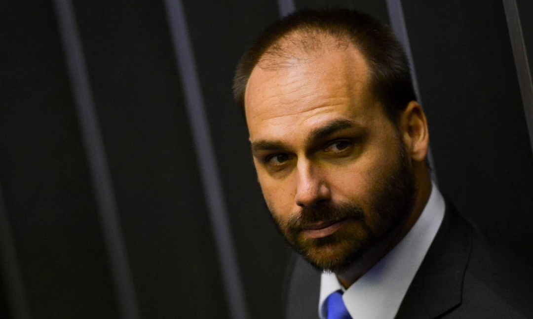 Eduardo Bolsonaro, ex-deputado, em traje formal, posando para foto oficial