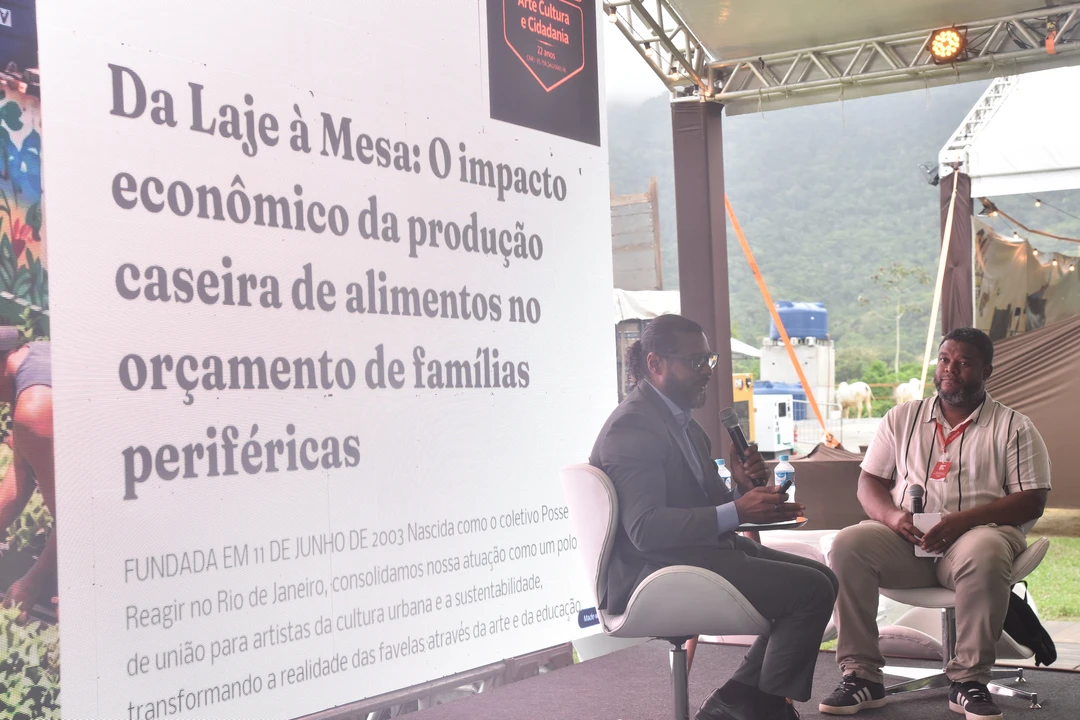 Engenheiro agrônomo Aldir Carlos Silva conduz o painel Da Laje à Mesa durante a 1ª Expo Rural de Maricá