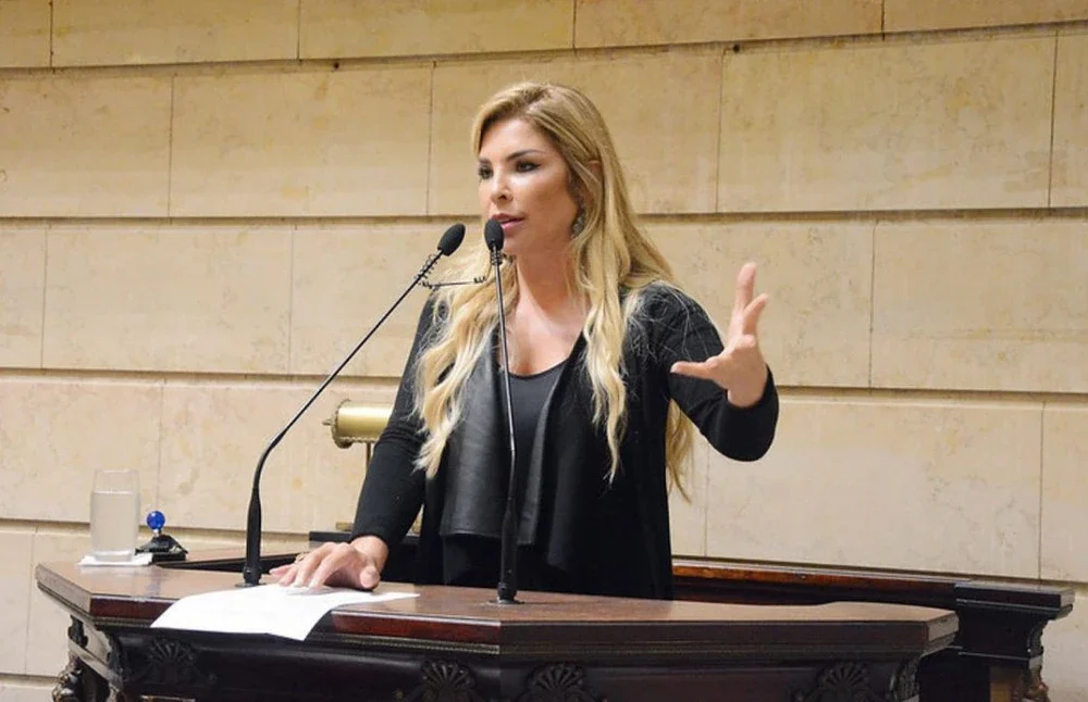 Foto da ex‑vereadora Veronica Costa sendo escoltada pela Polícia Civil