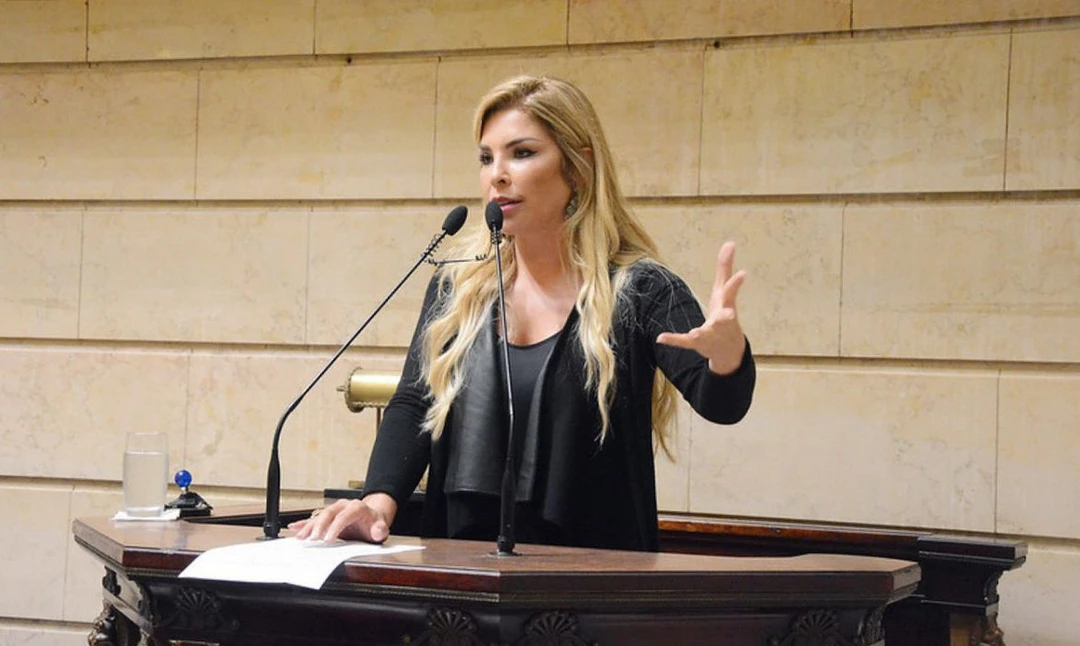 Foto da ex‑vereadora Veronica Costa sendo escoltada pela Polícia Civil