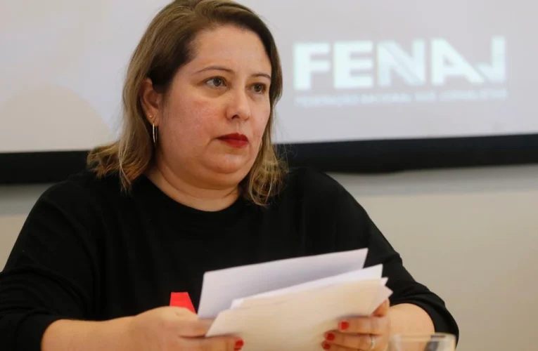 Samira de Castro, presidenta da Federação Nacional dos Jornalistas, concede entrevista sobre a cobertura da imprensa e a política nacional.