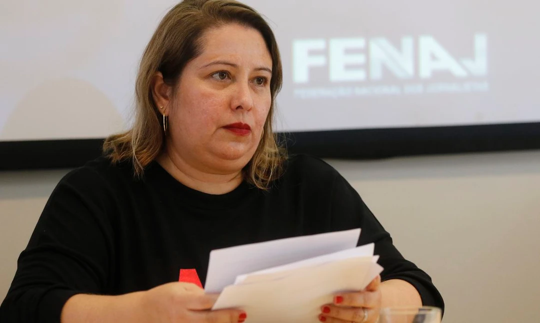 Samira de Castro, presidenta da Federação Nacional dos Jornalistas, concede entrevista sobre a cobertura da imprensa e a política nacional.