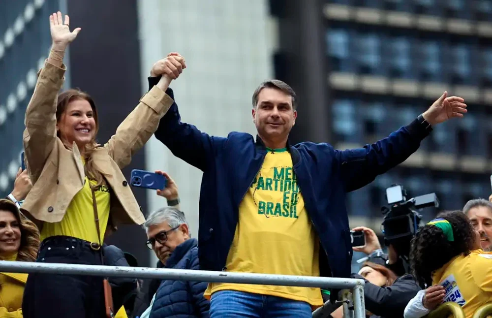 Flávio Bolsonaro apresentando seu plano de governo em evento público