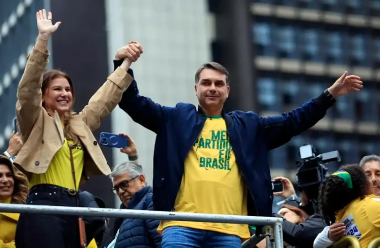 Flávio Bolsonaro apresenta plano de governo com corte de gastos e endurecimento da segurança