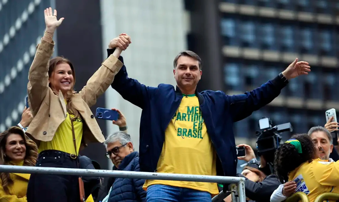 Flávio Bolsonaro apresentando seu plano de governo em evento público