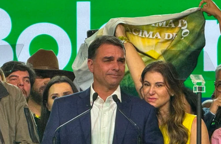 Flávio Bolsonaro viajou em janeiro de 2025 em jato associado a Daniel Vorcaro, diz revista
