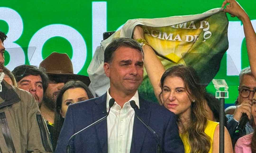 Flávio Bolsonaro a bordo de jet executivo Legacy 650 associado a Daniel Vorcaro