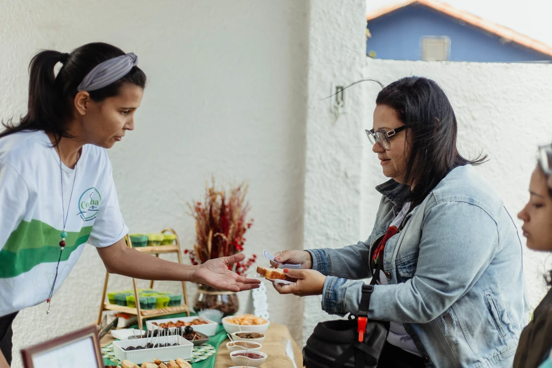 Alunos do Projeto Cozinha Criativa recebendo certificados na formatura realizada no Cine Henfil, Maricá