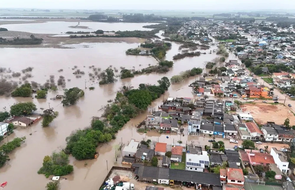 Imagem mostra o presidente Geraldo Alckmin assinando a Medida Provisória que libera crédito de R$ 64 milhões para apoio ao El Niño