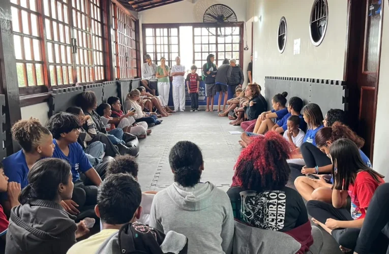 Jovens participam de roda de conversa sobre saúde mental e prevenção ao bullying na Escola Municipal Lúcio Thomé Guerra, em Maricá