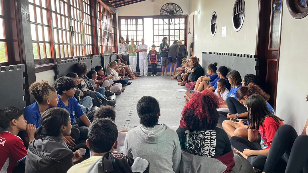 Jovens participam de roda de conversa sobre saúde mental e prevenção ao bullying na Escola Municipal Lúcio Thomé Guerra, em Maricá