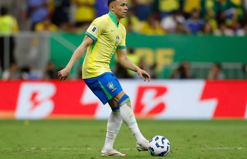 Vanderson jogador do Monaco vestindo a camisa da Seleção Brasileira em foto oficial
