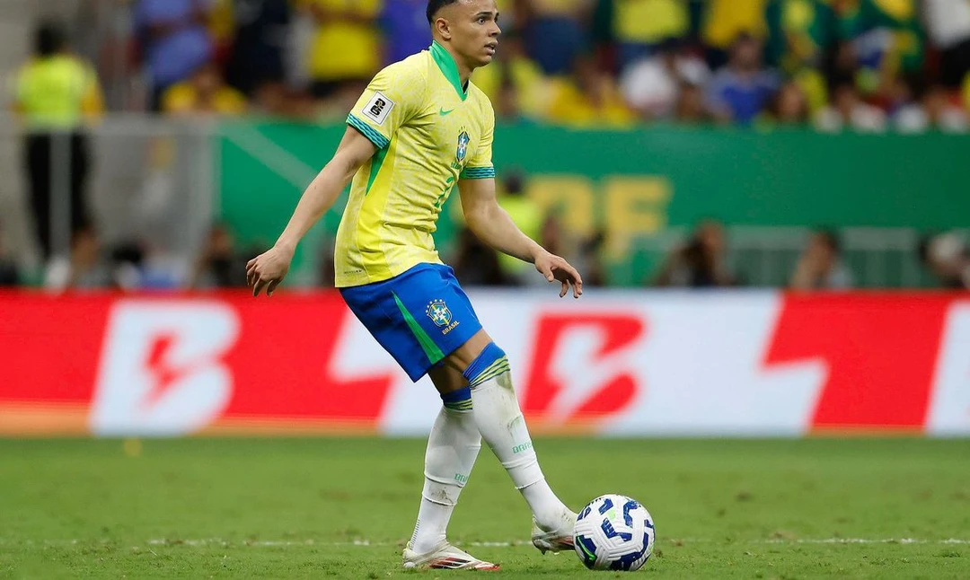 Vanderson jogador do Monaco vestindo a camisa da Seleção Brasileira em foto oficial