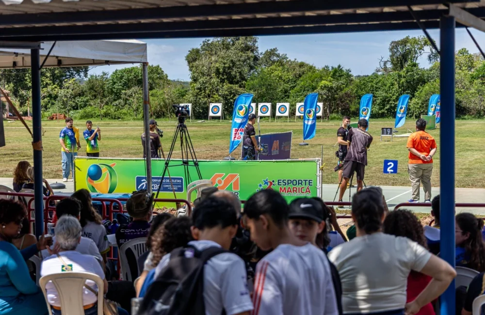 Atletas de Maricá recebendo medalhas no 52º Campeonato Brasileiro Outdoor Open de tiro com arco em Itapeba