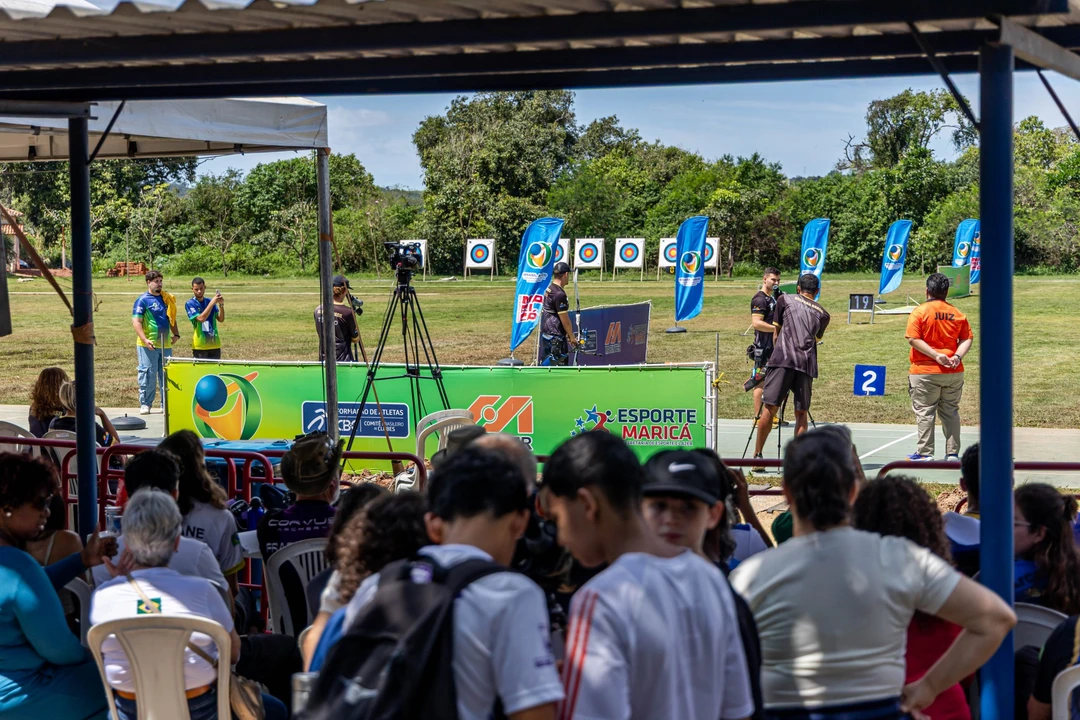 Atletas de Maricá recebendo medalhas no 52º Campeonato Brasileiro Outdoor Open de tiro com arco em Itapeba