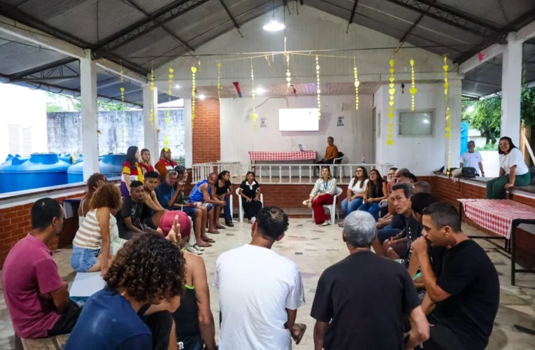 Palestra sobre saúde mental realizada na Casa Abrigo Ernani Gomes Duarte, em Ubatiba, com psicólogos e estudantes