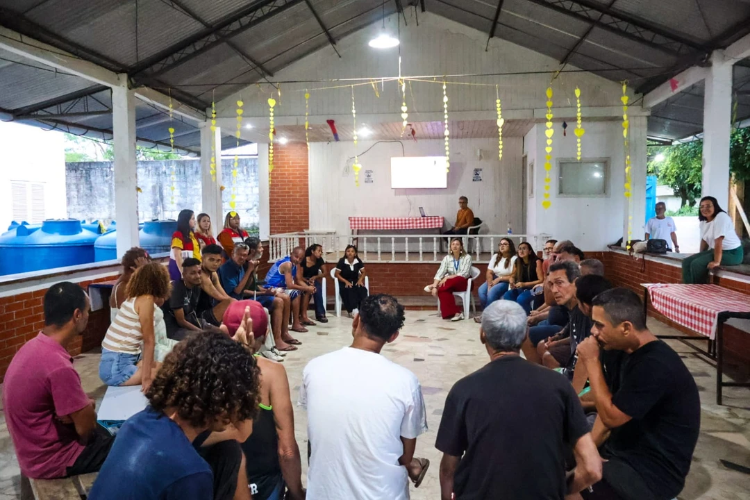 Palestra sobre saúde mental realizada na Casa Abrigo Ernani Gomes Duarte, em Ubatiba, com psicólogos e estudantes