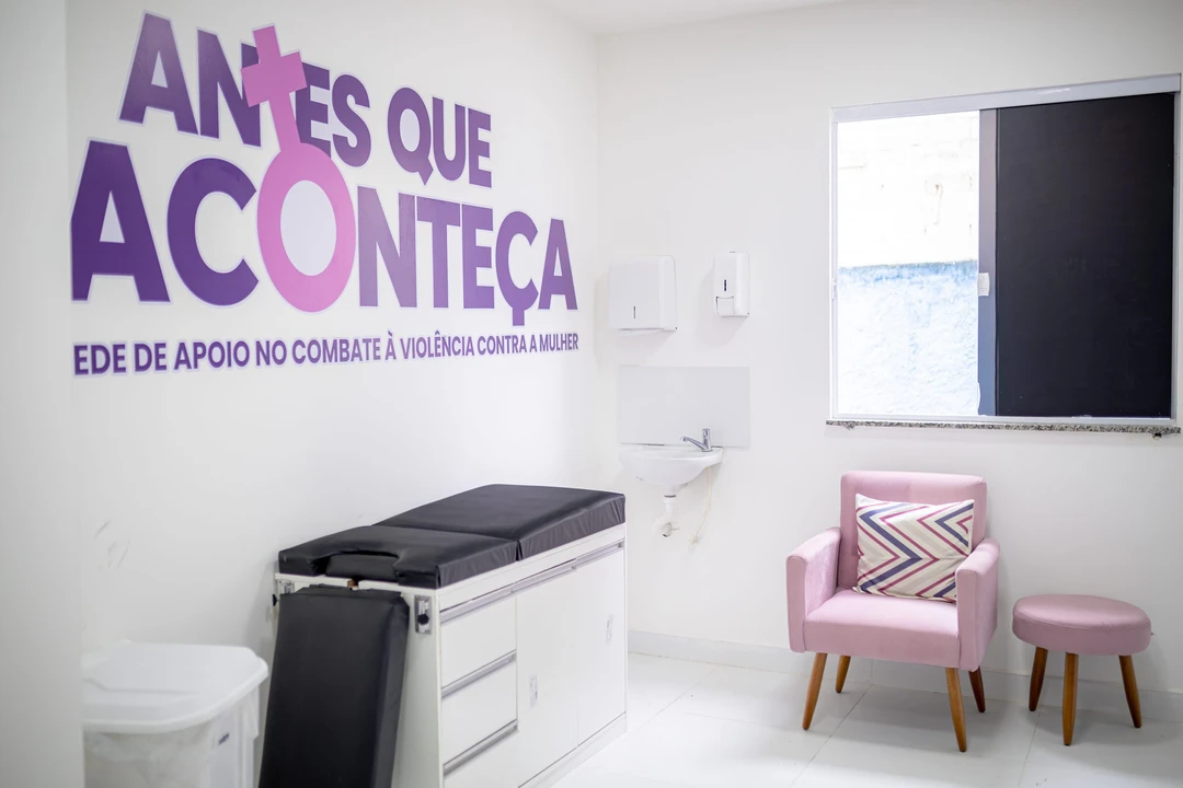 Espaço de acolhimento especializado da Sala Lilás para atendimento a mulheres em unidade de saúde em Maricá