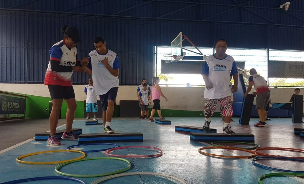 Imagem promocional do Festival Paralímpico – Loterias Caixa na Arena Flamengo, em Maricá, com crianças e jovens praticando bocha, basquete e futsal