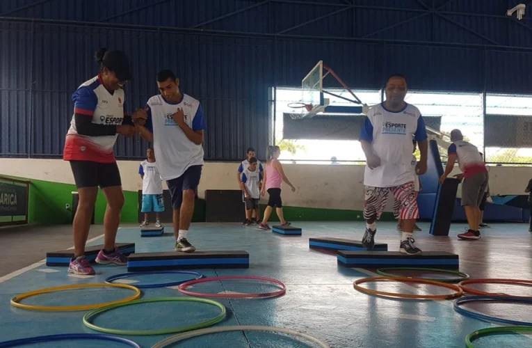 Imagem promocional do Festival Paralímpico – Loterias Caixa na Arena Flamengo, em Maricá, com crianças e jovens praticando bocha, basquete e futsal